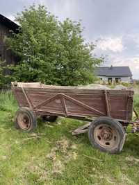 Stary wóz kołowy ozdoba do ogrodu