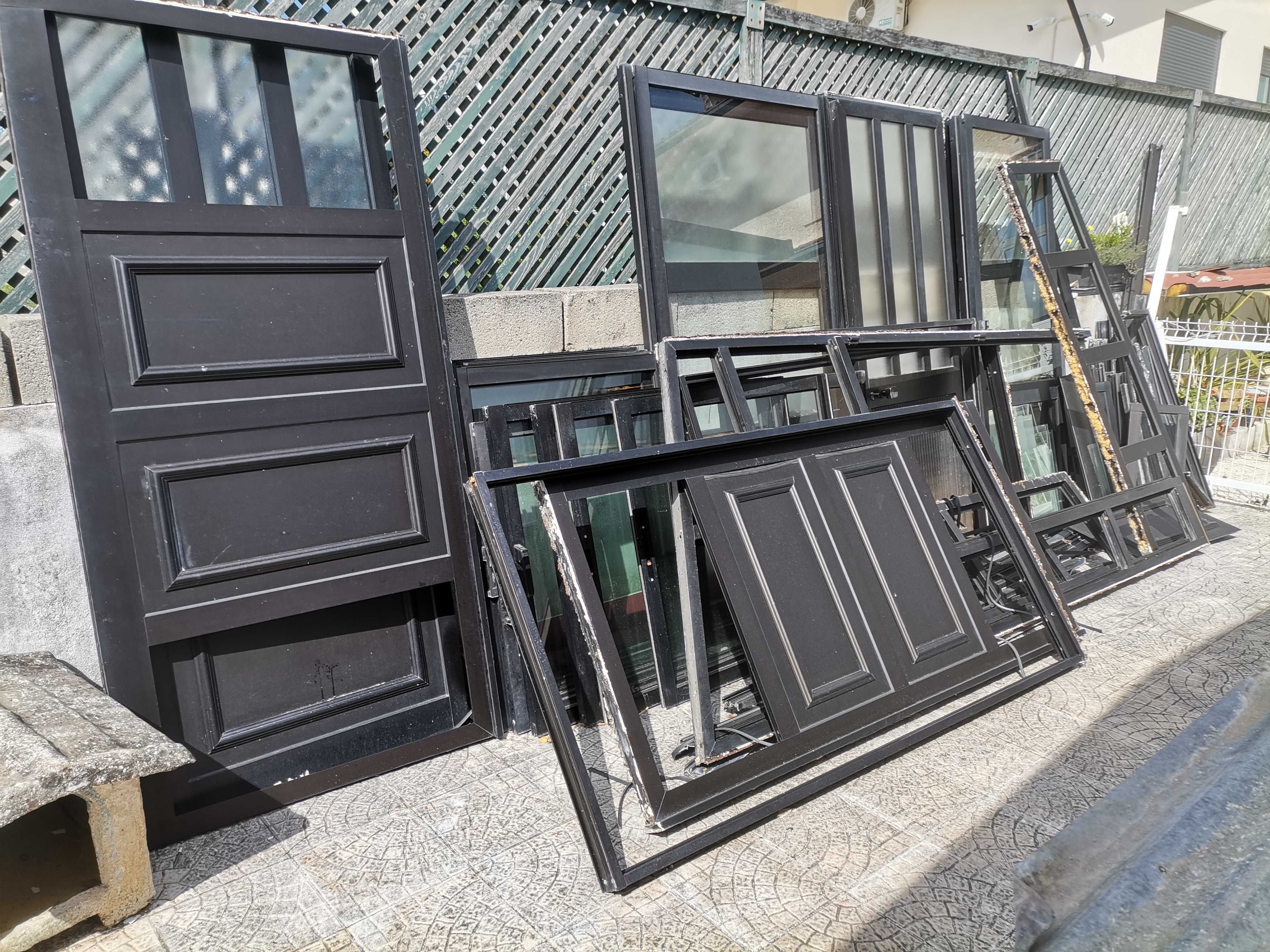 Vendo portas e janelas de alumínio preto