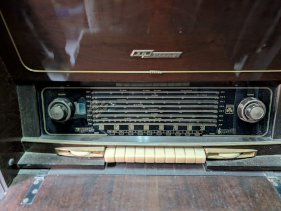 Vendo dois móveis com rádio e giradiscos.dicos.