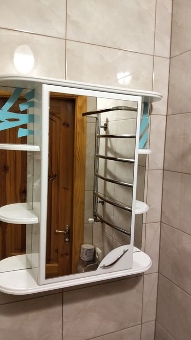 Навісна тумба в ванну.