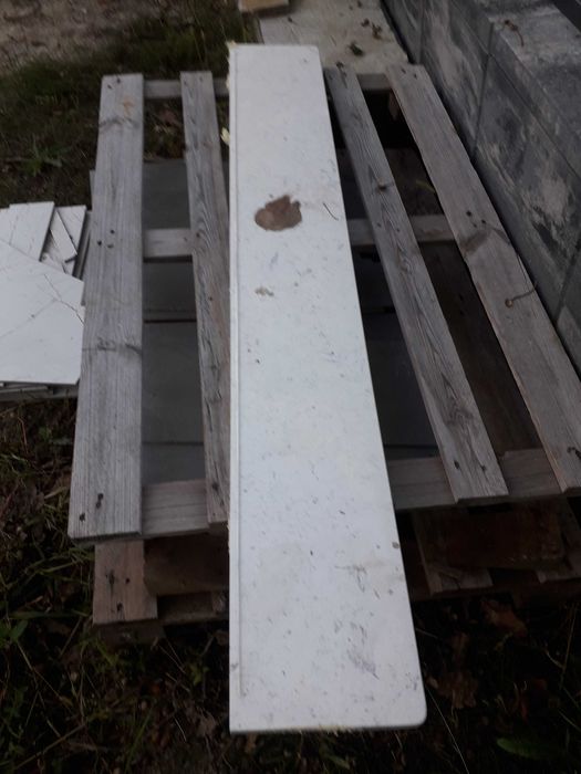 Parapety z konglomeratu