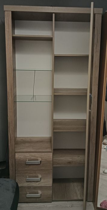 Szafa z szybą podświetlana