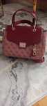Torba torebka Guess jak nowa bordowa monogram wzory listonoszka kufer