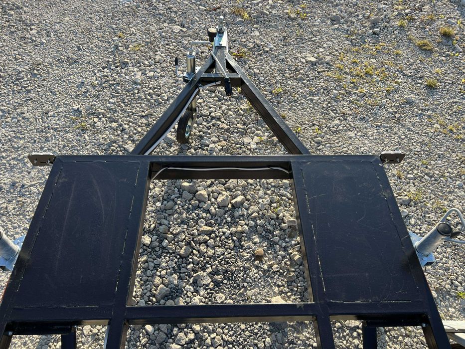 Прицеп для генератора двохвісний без гальм з опорами.