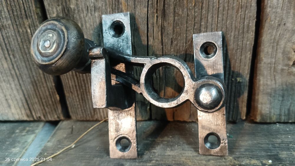 Zabytkowe okucia okien skrzynkowych.Rudery okienne.Stare okna.