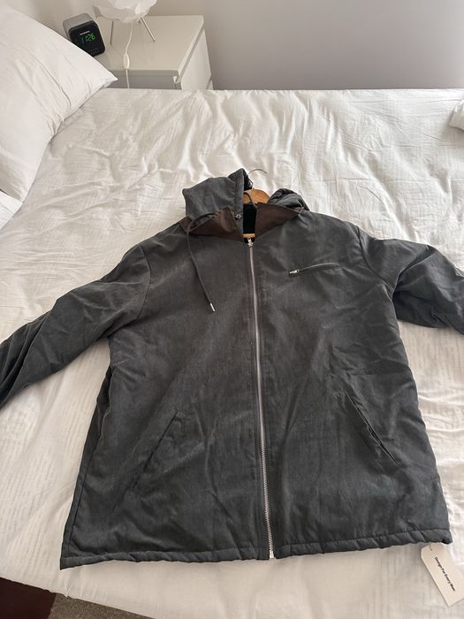 Casaco com capuz cinzento escuro-fecho frontal,bolsos, novo
