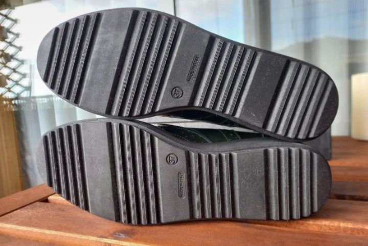 Sapatos Novos muito originais