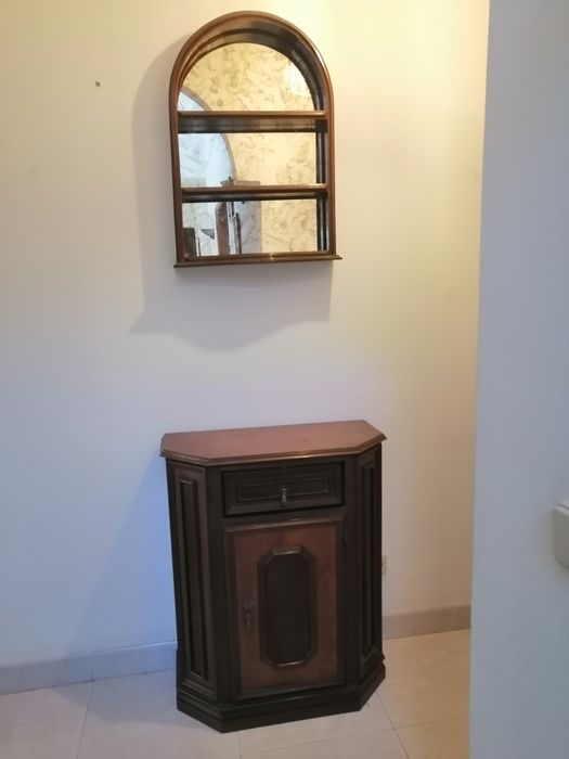 Movel de entrada com espelho. Porta com 3 prateiras mais gaveta.