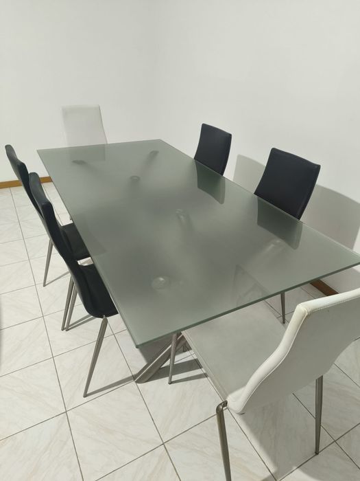 Mesa de jantar e cadeiras