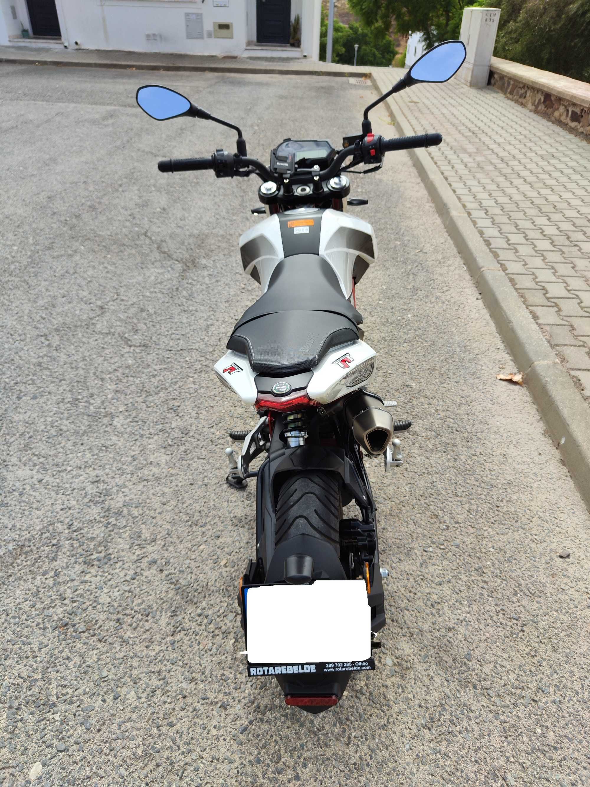 Benelli TNT125 de 2021 com 4500 km