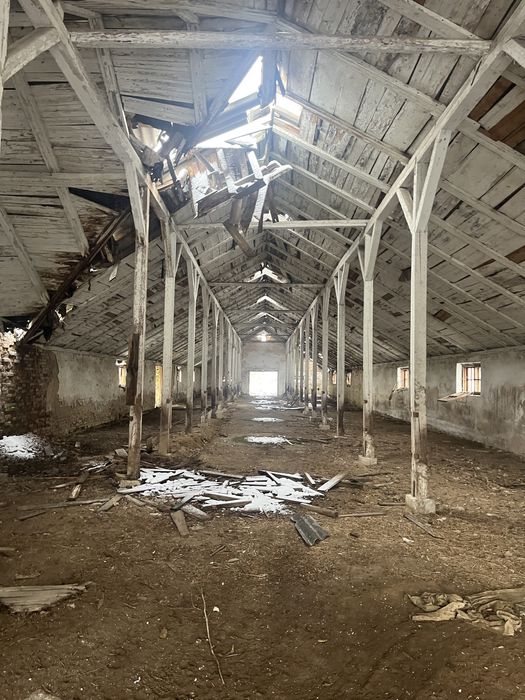 Продам землю з приміщенням колишного вівчарника ФЕРМА.