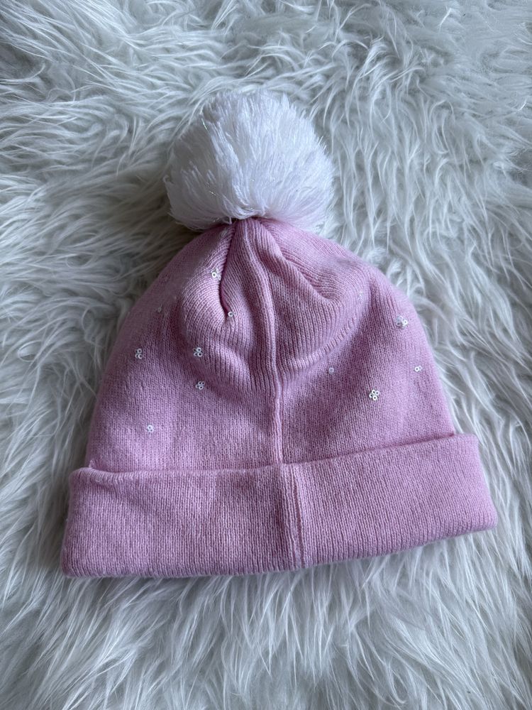 Różowa czapka z pomponem z cekinami i napisem How About Snow
