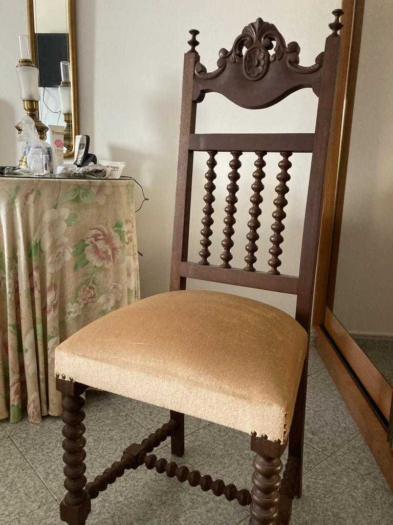 Conjunto cama, mesa de cabeceira (x2) e cadeiras (x2)