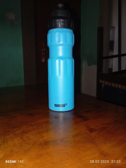 Bidon rowerowy wraz z mocowaniem