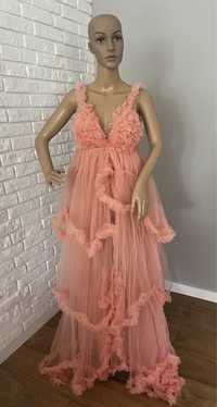 Tiulowa suknia do sesji ciążowej falbany róż różowa