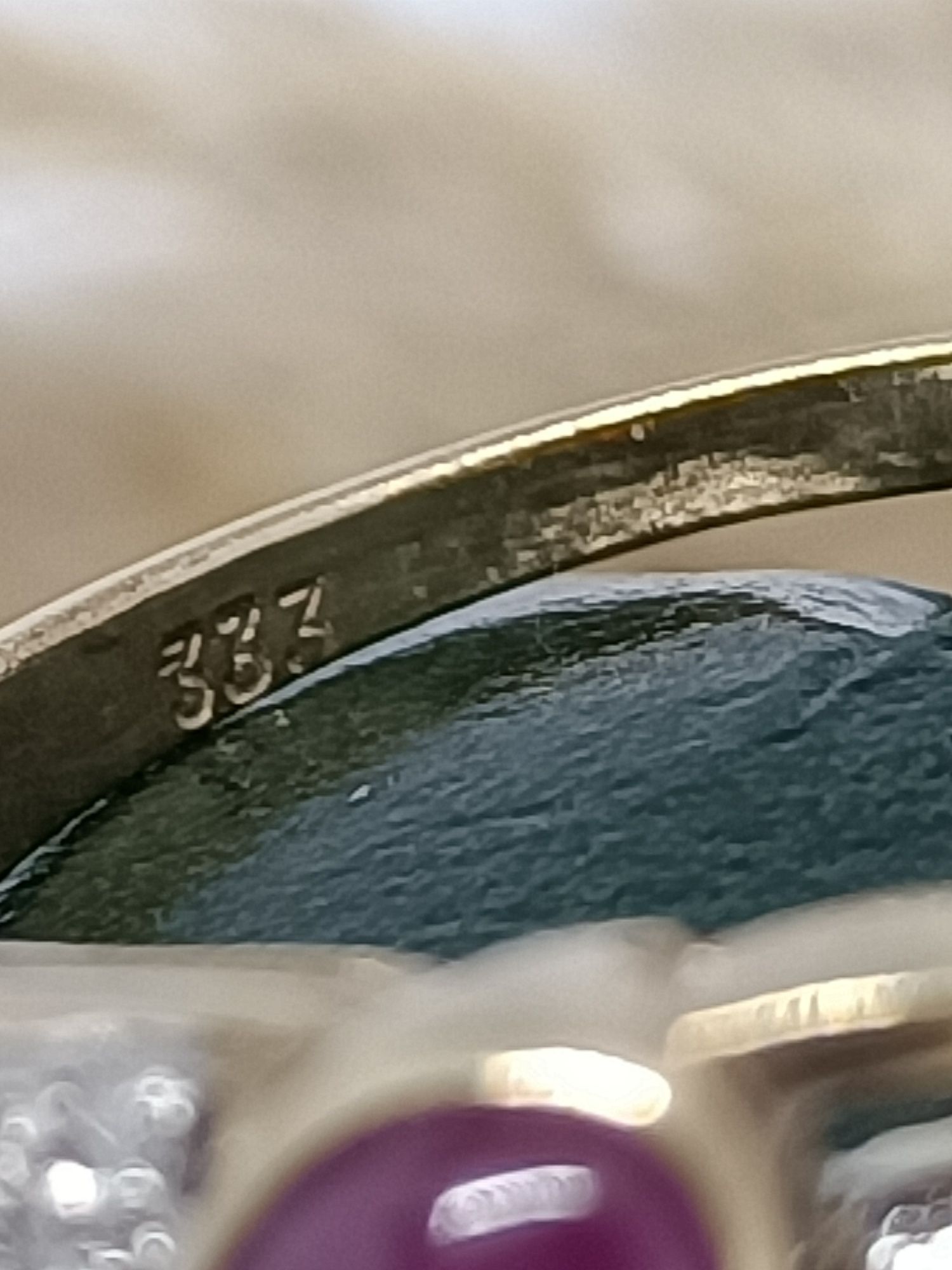 Wyjątkowy pierścionek z rubinem i diamentem ze złota, złoto pr 333