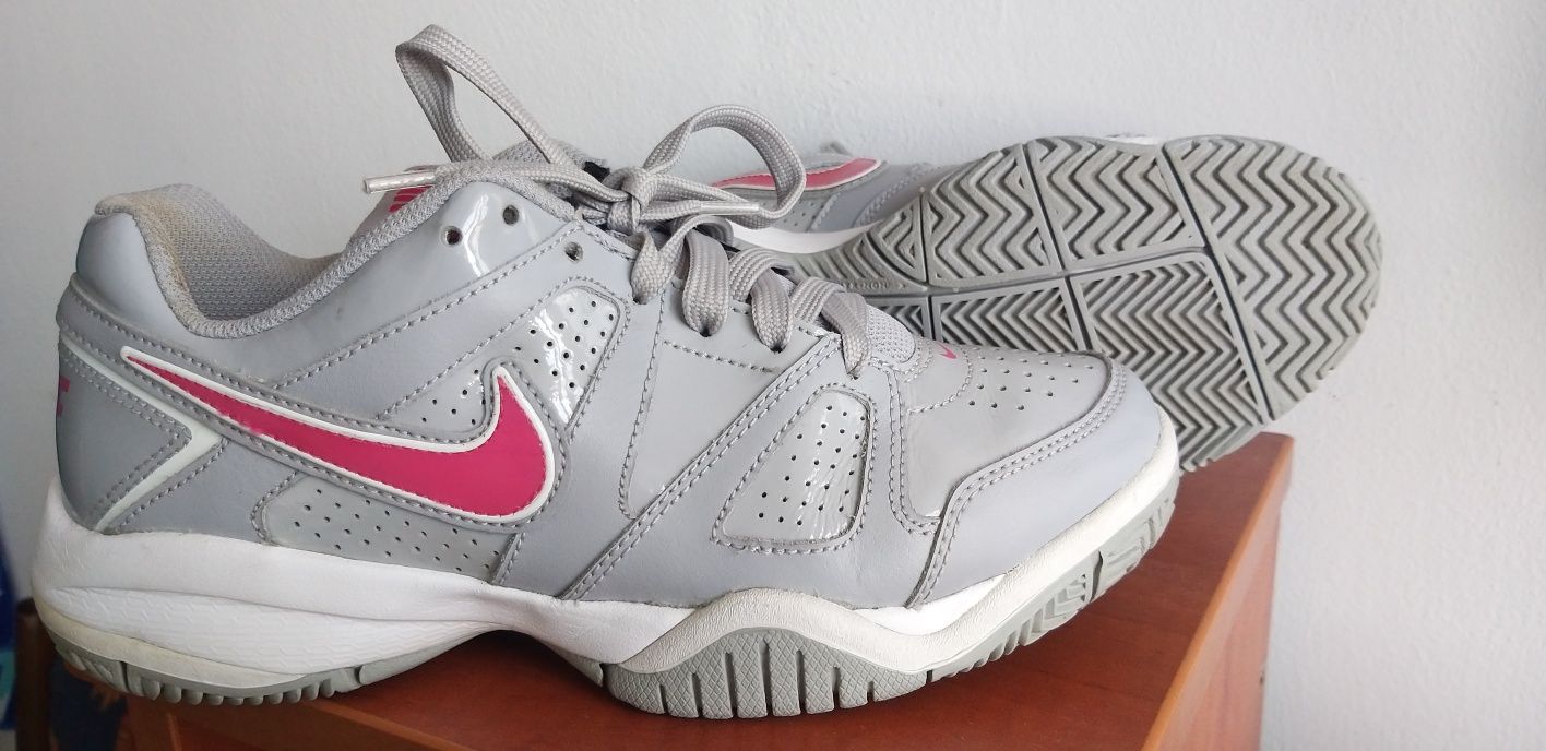 Buty sportowe firmy NIKE 37