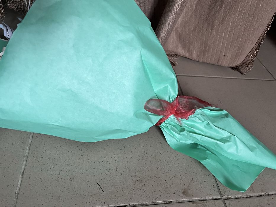 Букетик з фальшивих доларів