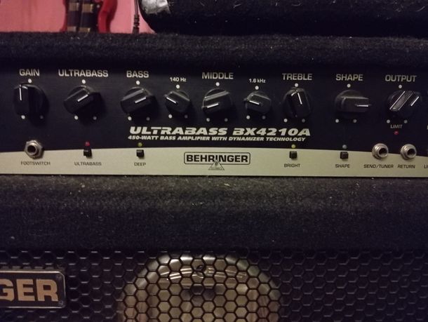 Усилитель Behringer ultrabass BX4210A