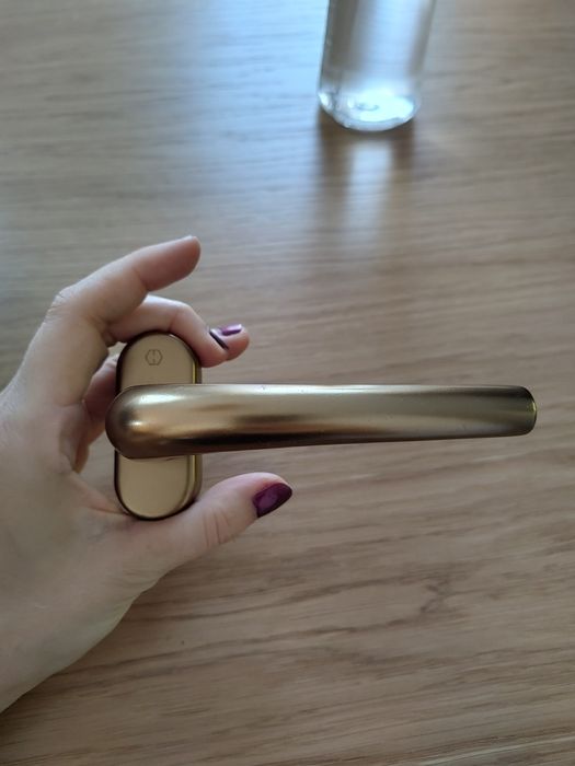 Klamki okienne złote