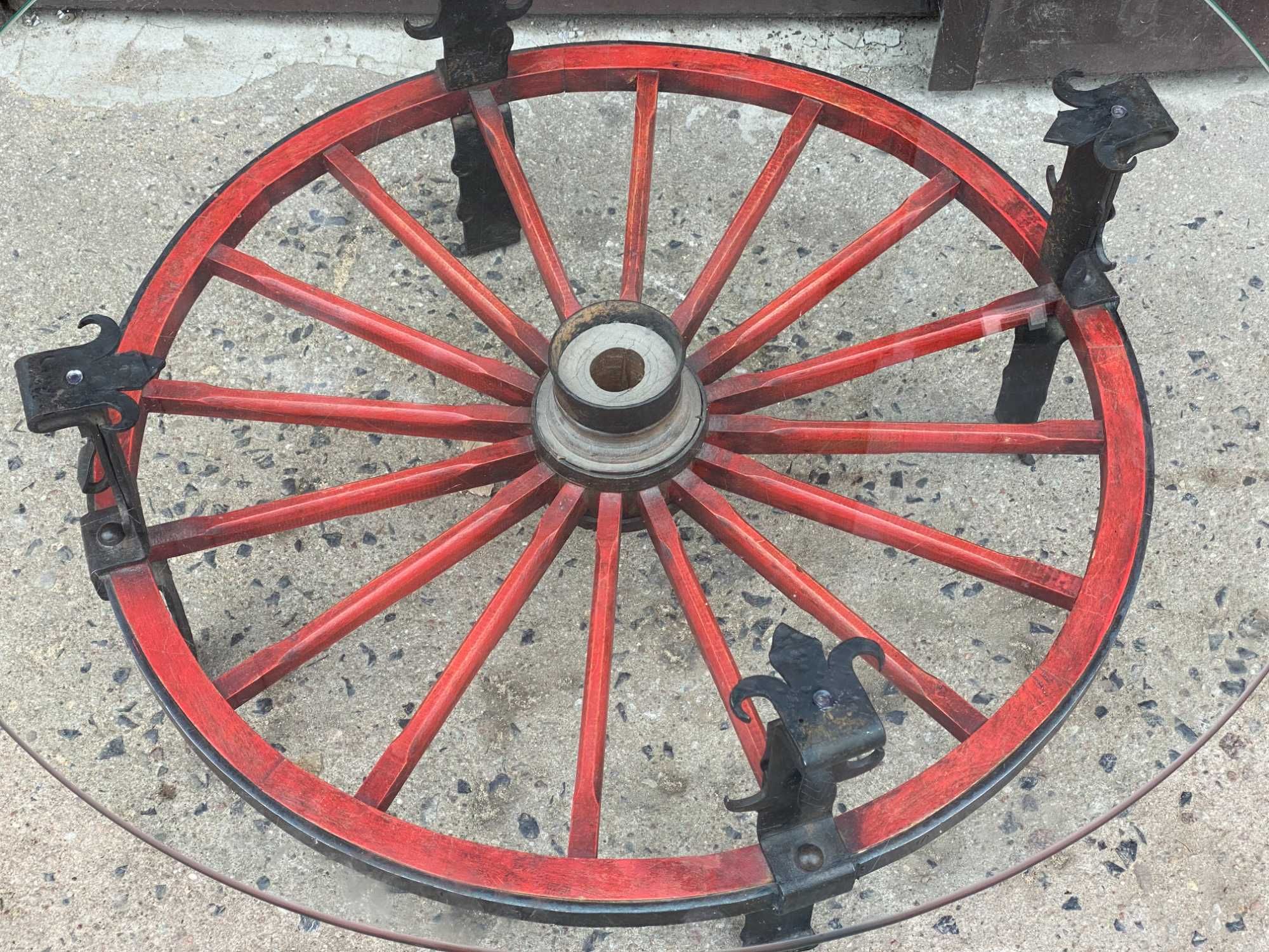 Oryginalna okrągła ława z szybą na kole od wozu, stolik kawowy vintage