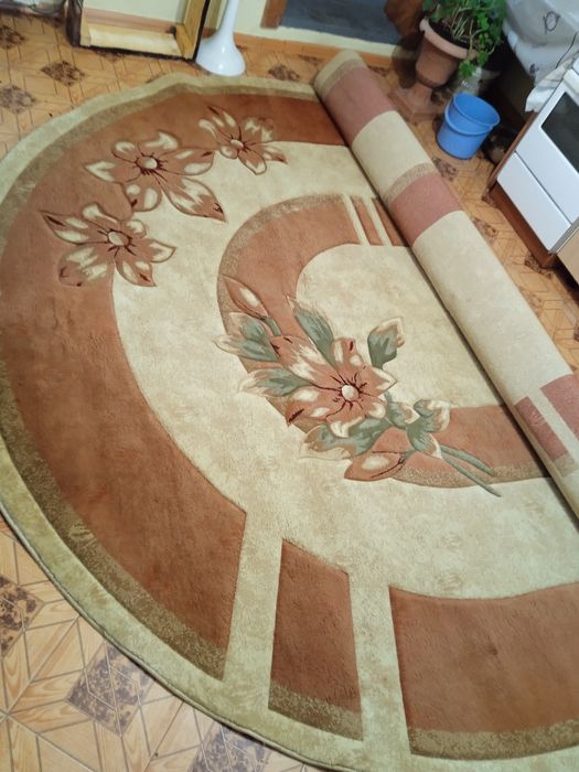 Продам килим овальний