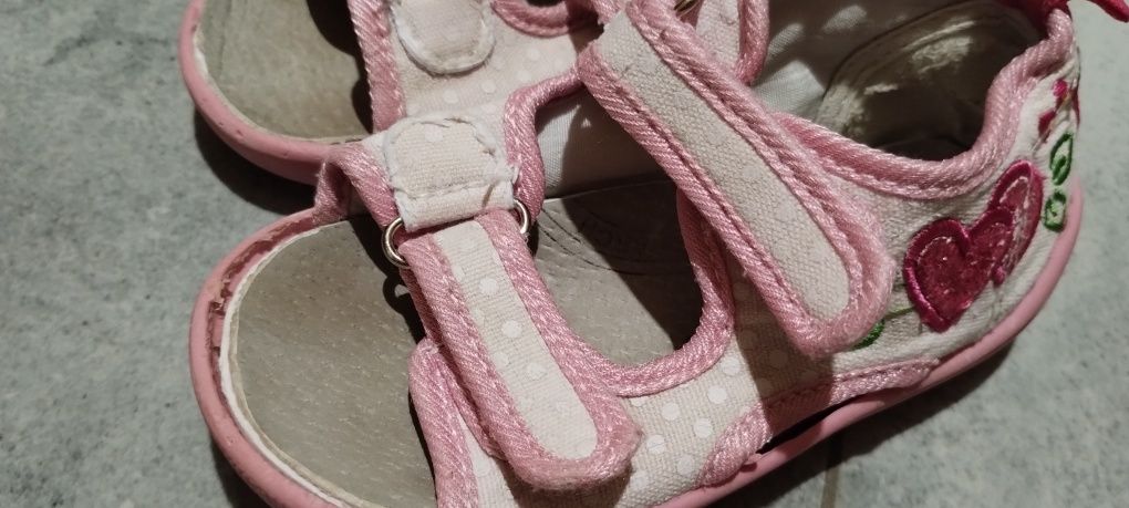 Sandały dla dziewczynki r 22(dł.wkładki 14cm)