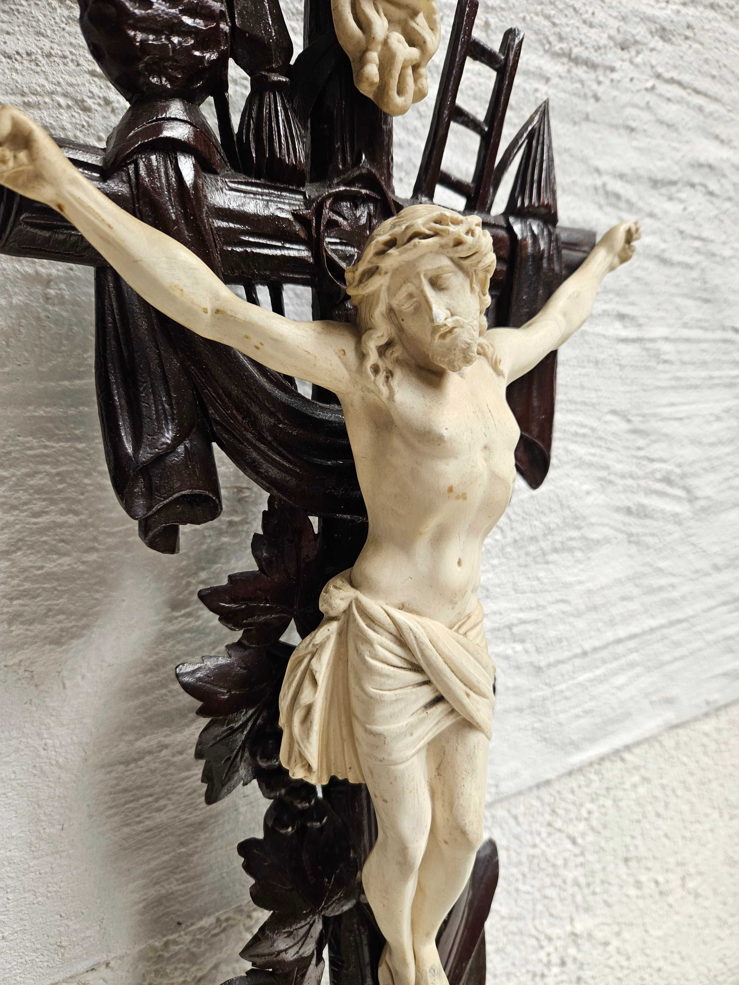 Stary piękny drewniany krucyfiks z porcelanową postacią Chrystusa