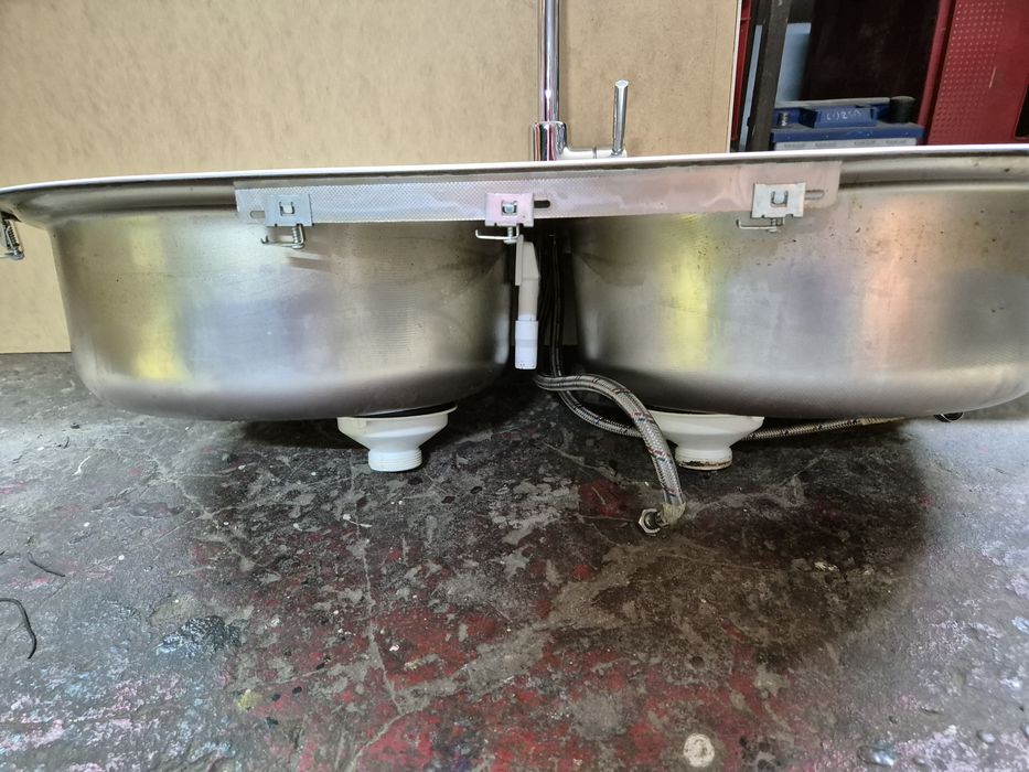 Zlew kuchennny z baterią