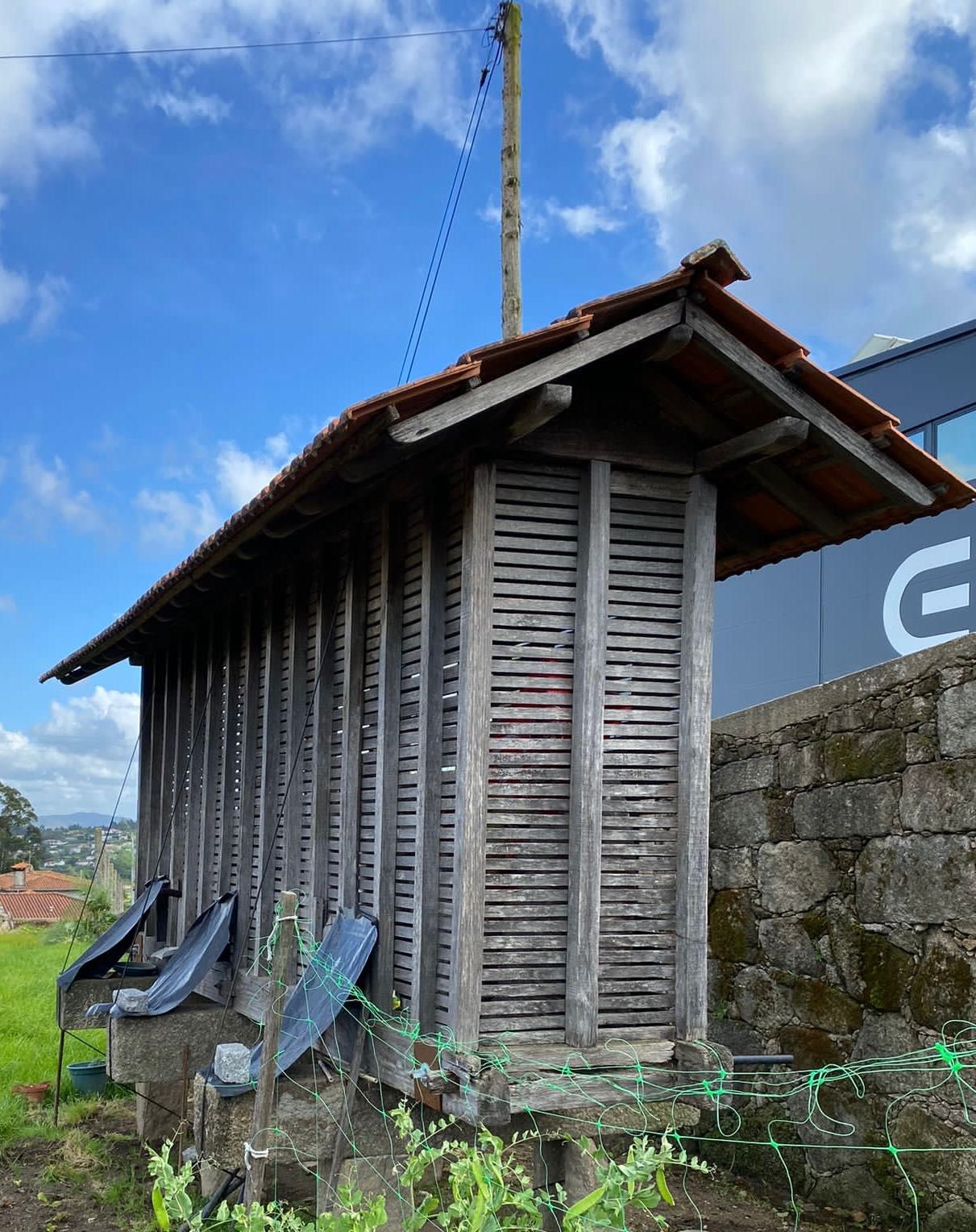 Canastro/ Espigueiro em madeira