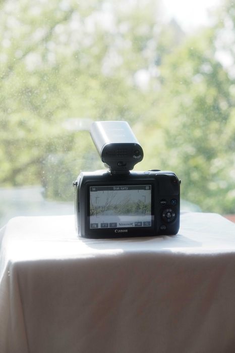 Aparat bezlusterkowy Canon EOS M bezlusterkowiec obiektyw lampa Speedl