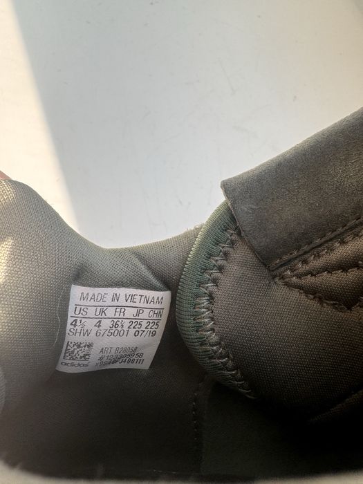 Кросівки adidas.