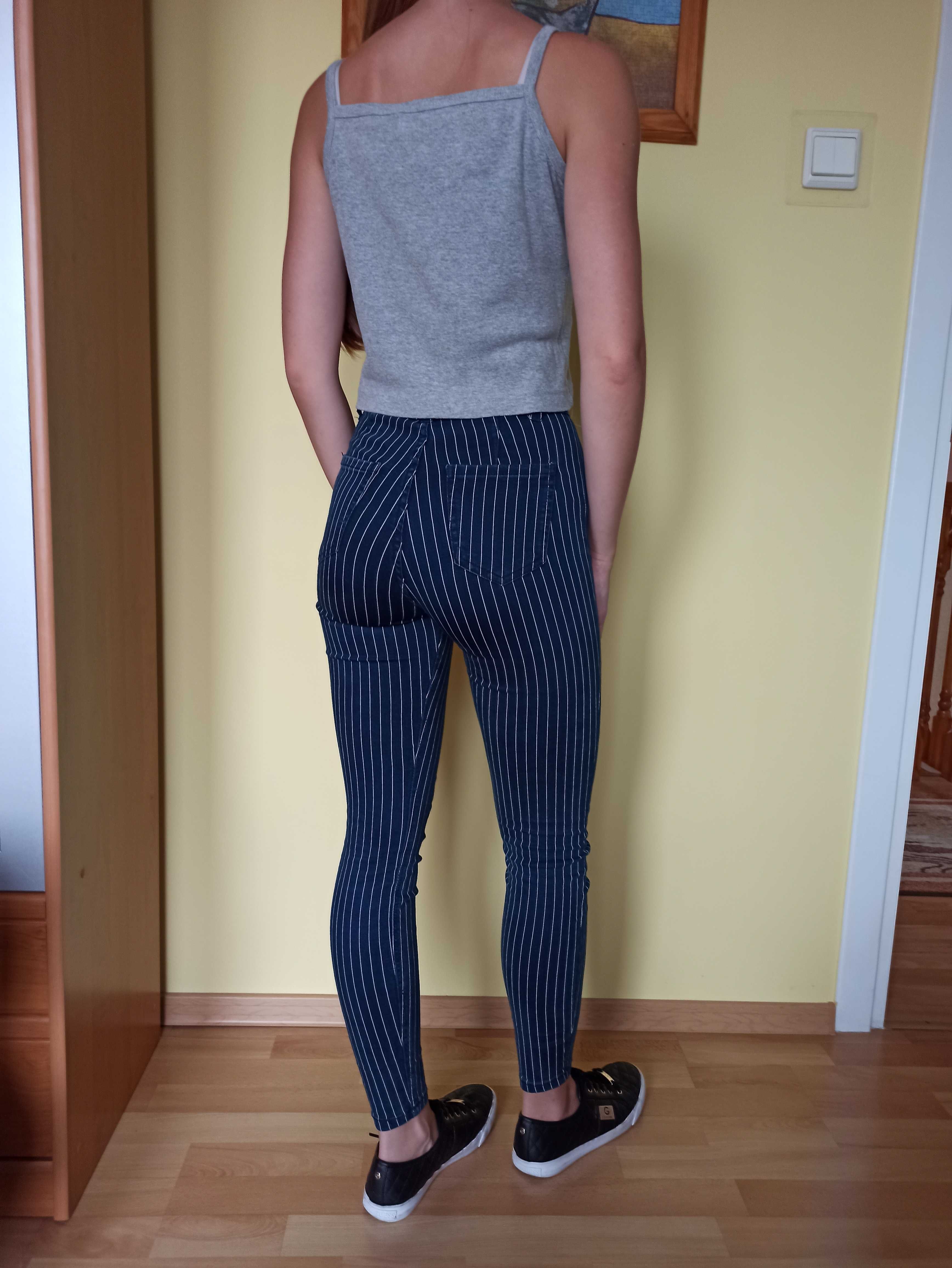 Szary krótki top na ramiączkach