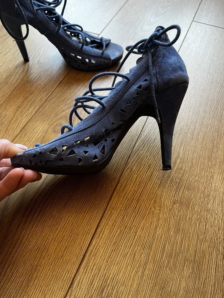 Buty wiązane z przodu