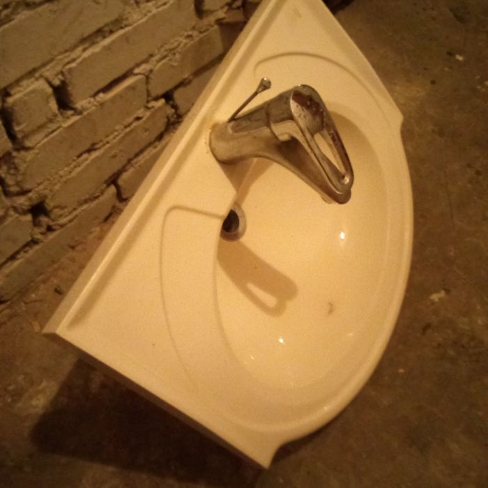 Umywalka z baterią i wężykami