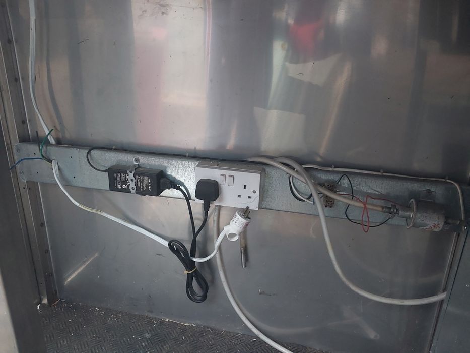 Mobilny stół gastronomiczny ze stali nierdzewnej – 170×60×120 cm