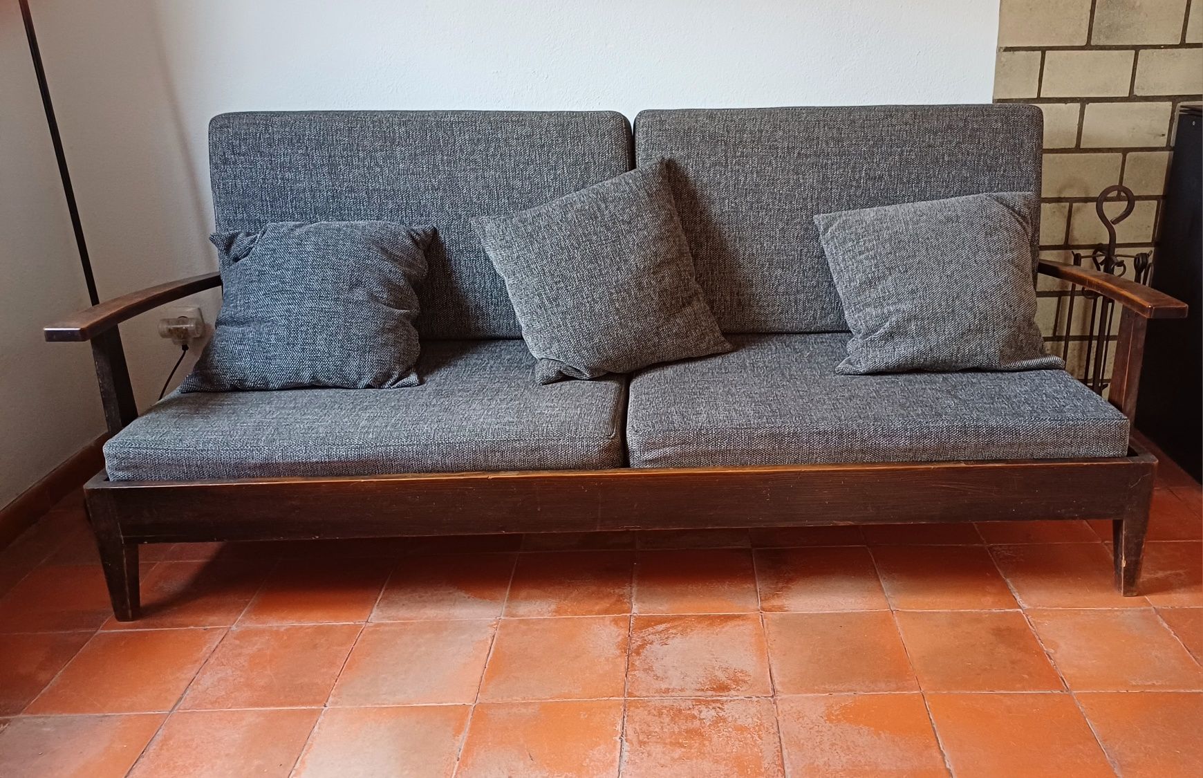 Vendo conjunto de sofás em madeira usados
