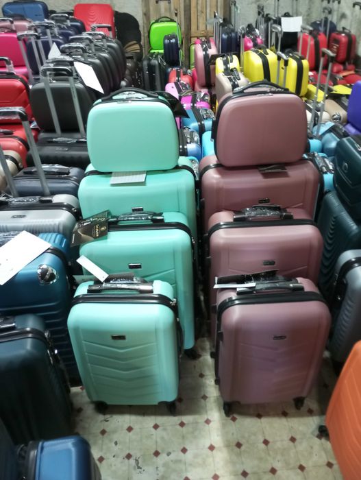 Walizka średnia xl z abs na 4 kołach podróżna