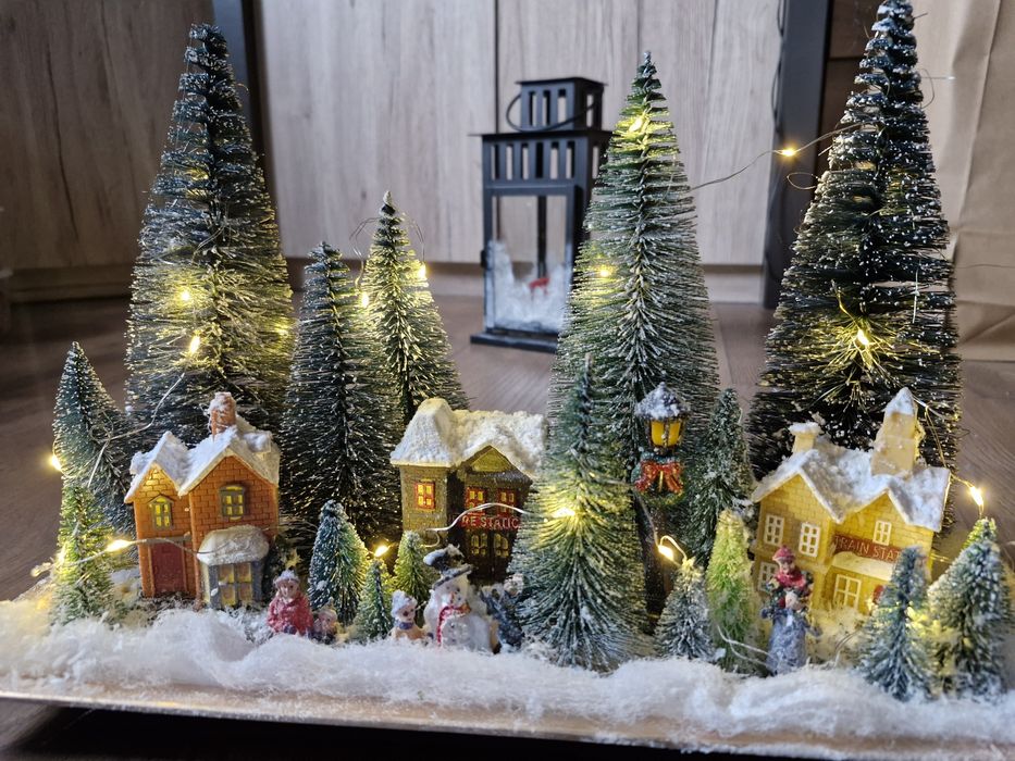 Magiczna wioska zasypana śniegiem,  domki, ludziki, handmade