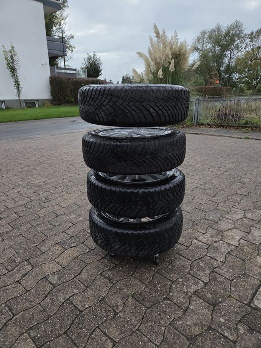 Стійка для шин, стальна підставка для зберігання шин.