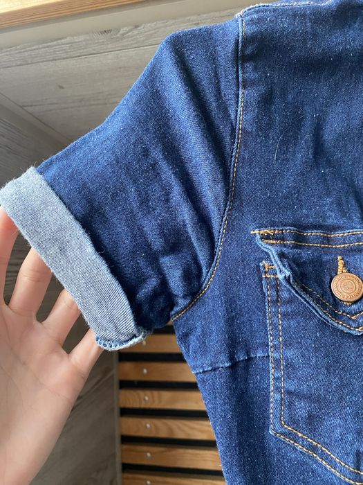 Продам жіночий джинсовий комбінезон.