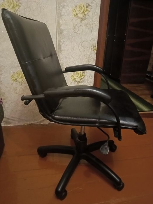 Стілець, крісло комп'ютерне.