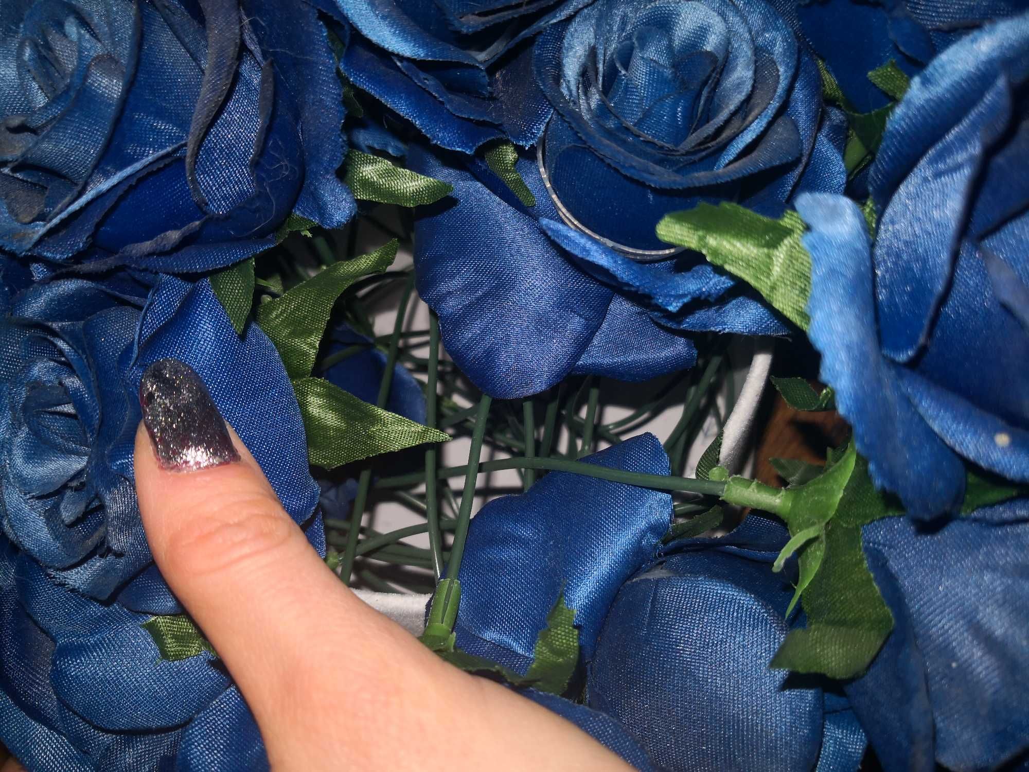 Granatowe sztuczne róże na druciku, w białym flowerboxie