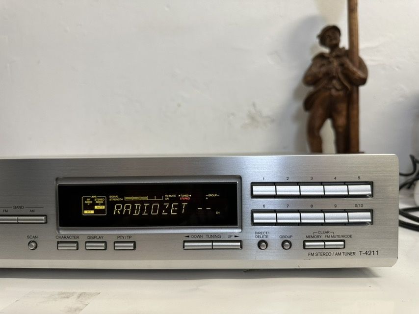 Tuner stereo Onkyo T-4211, Made in Malaysia.