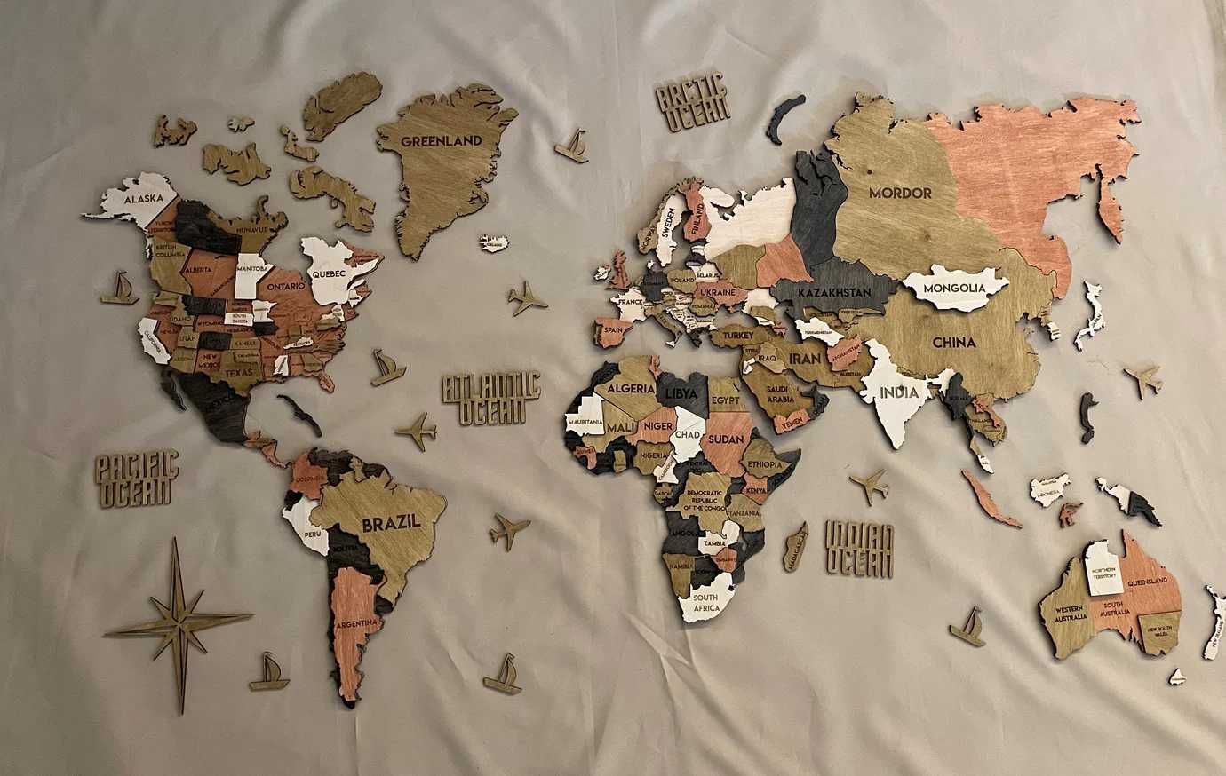 Дерев'яна карта світу без підсвітки