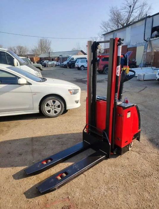 Продаємо штабелер самохідний