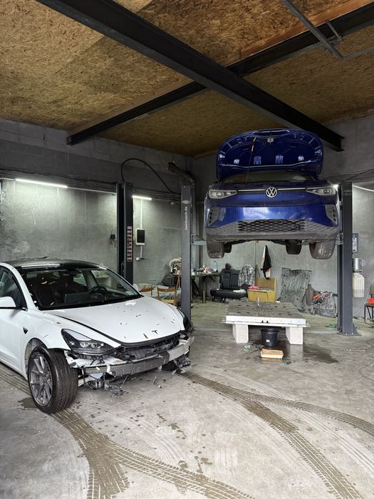 Ремонт електромобілів Tesla. Відновлення та заміна батарей. Піропатрон