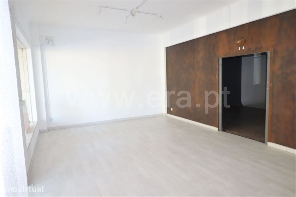 Loja com 127m2; Cruz de Pau