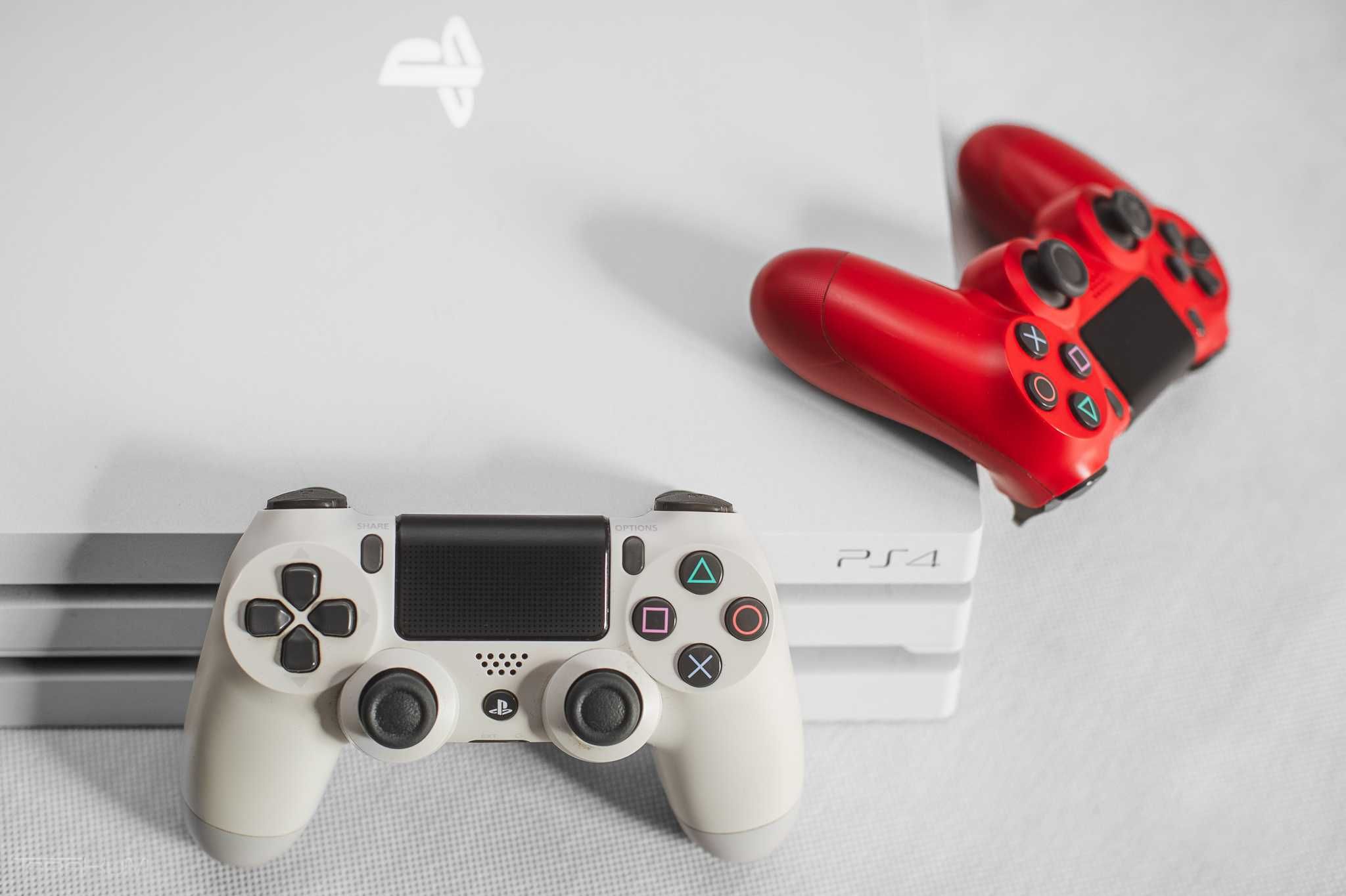 Konsola Play Station 4 PRO Biała, 2xPAD, 5 gier, full zestaw!!