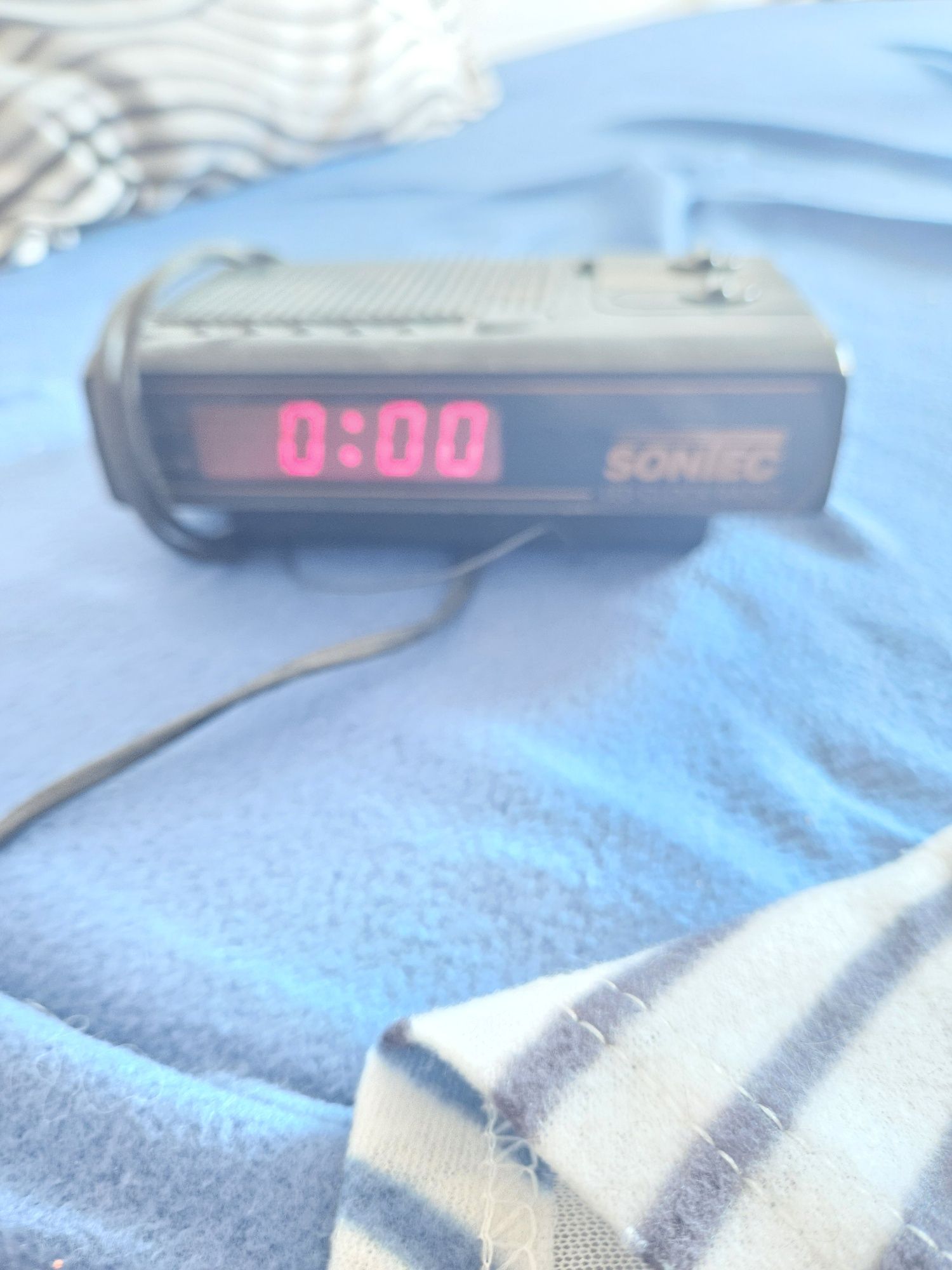 Relógio/despertador com rádio